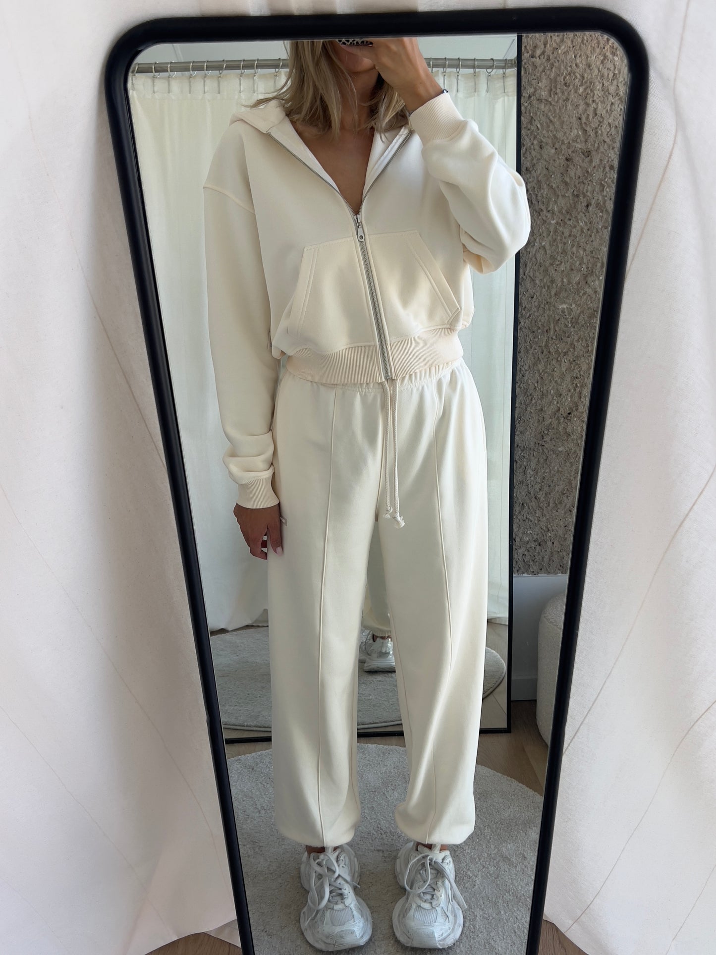 HEM JOGGERS IN BUTTER