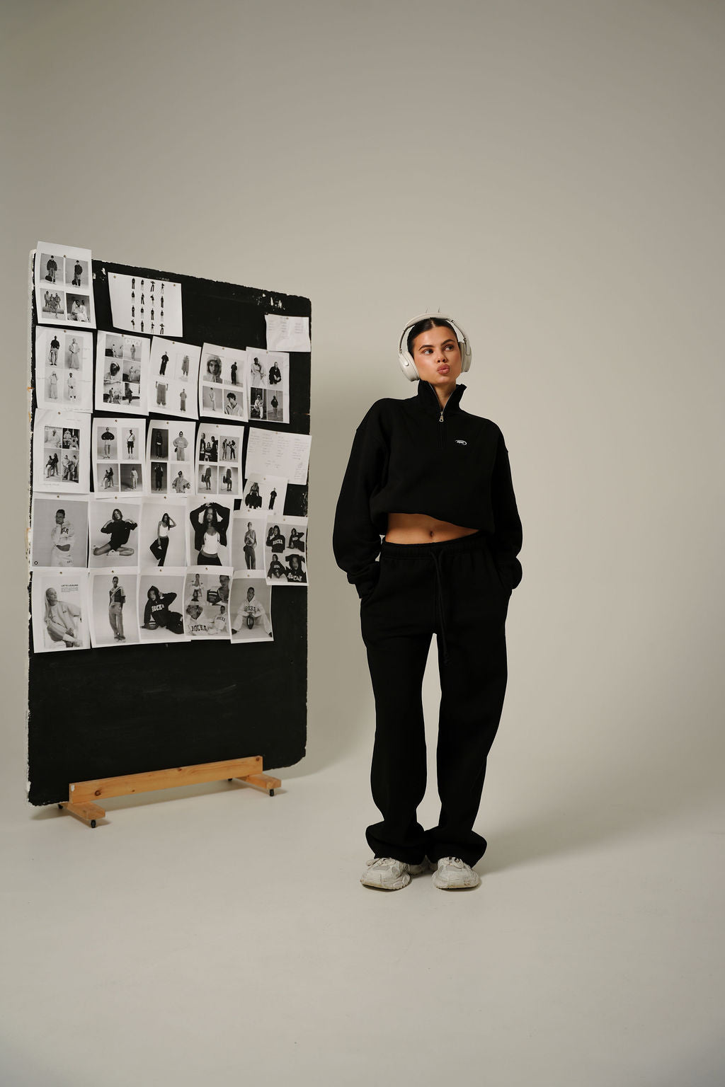 BLACK COLLAR HALF ZIP