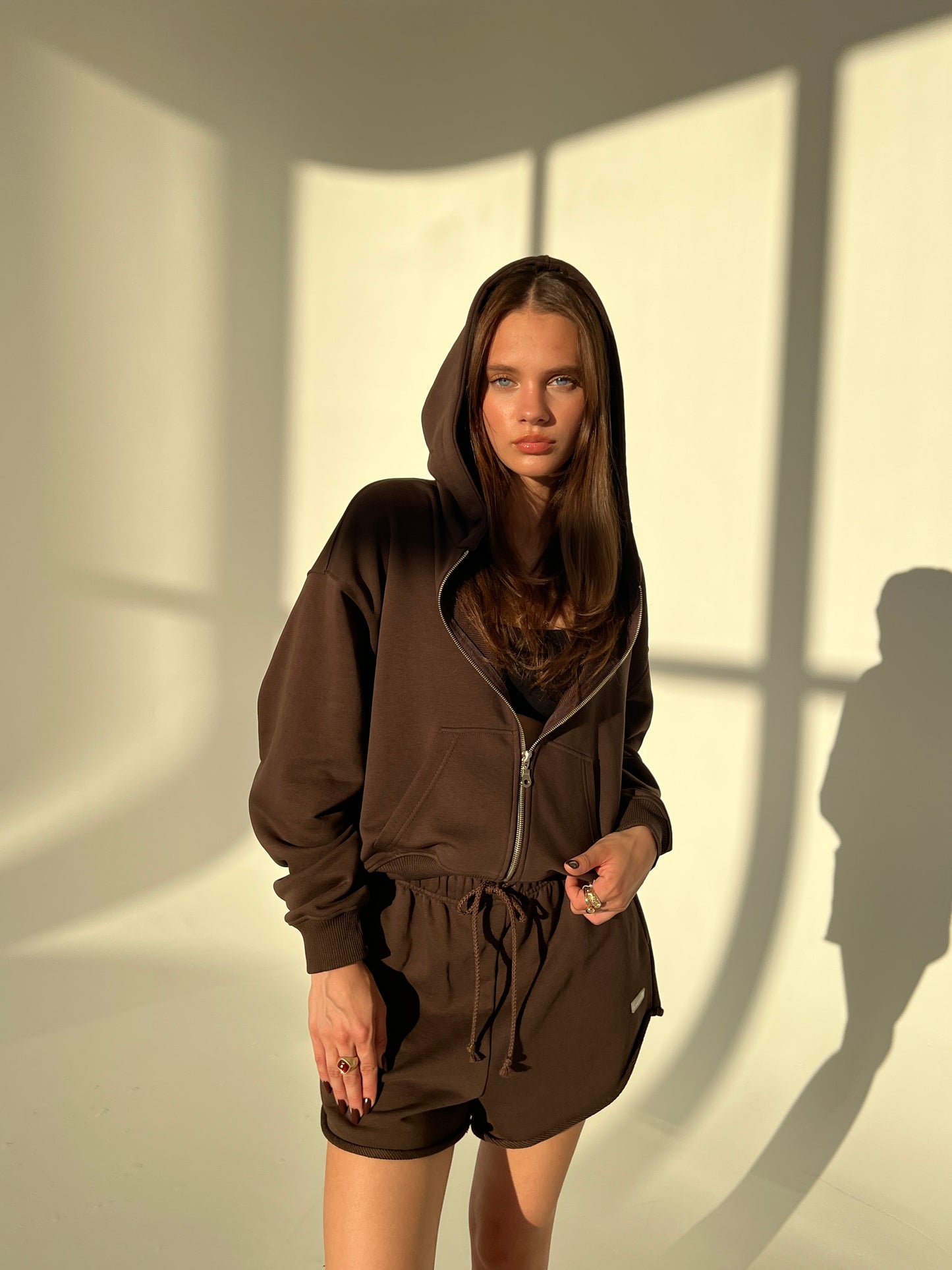 CROPPED ZIP HOODIE IN BLACK COFFEE