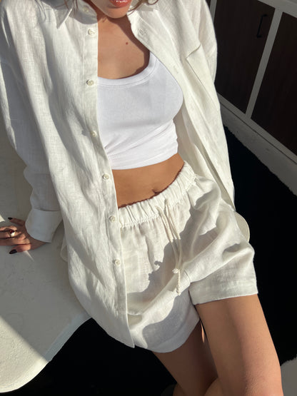 LINEN SHORTS IN SOFT WHITE