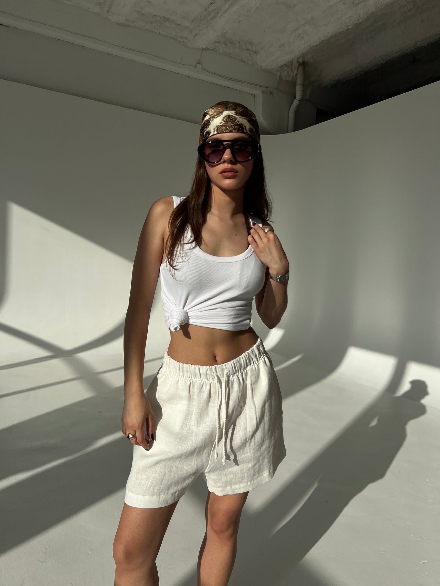 LINEN SHORTS IN SOFT WHITE