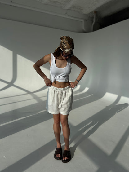LINEN SHORTS IN SOFT WHITE