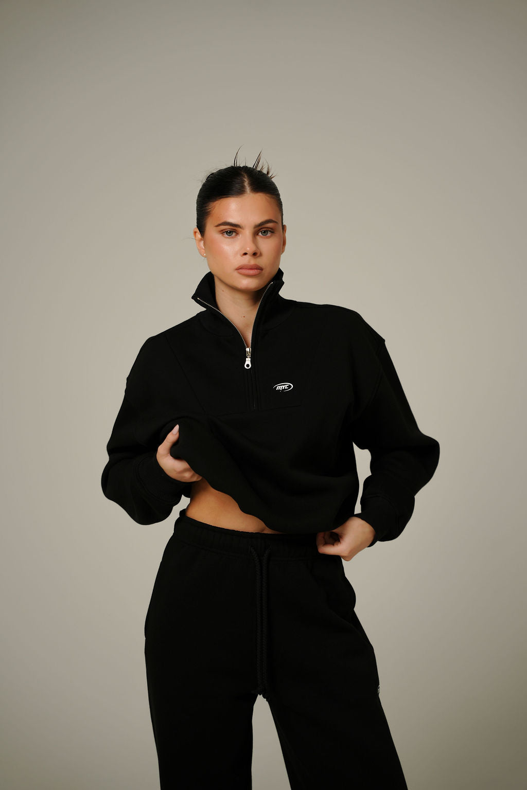 BLACK COLLAR HALF ZIP