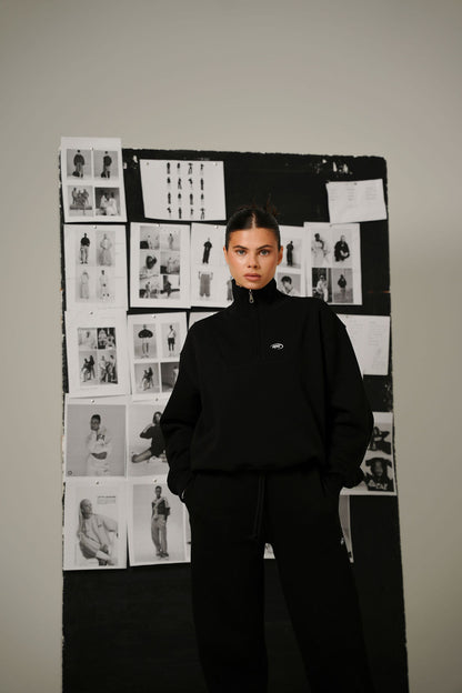 BLACK COLLAR HALF ZIP