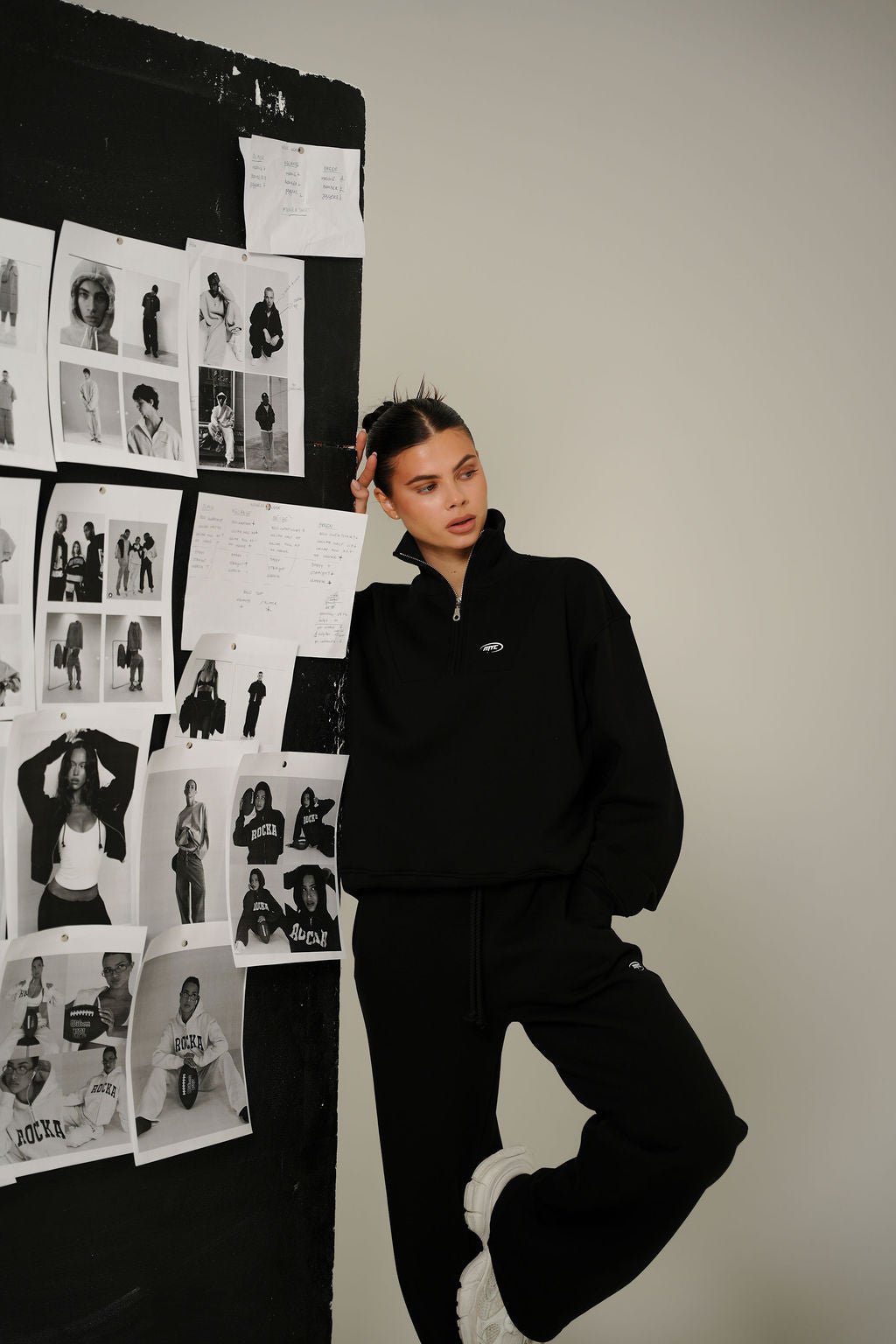 BLACK COLLAR HALF ZIP