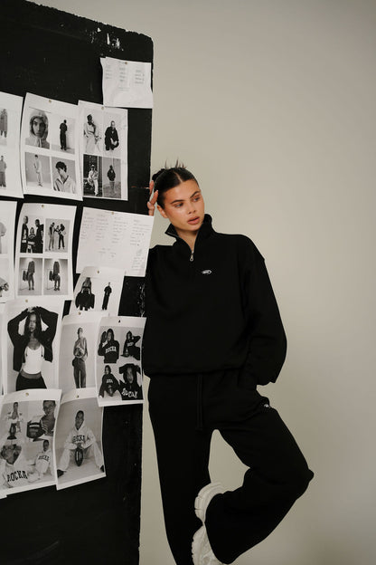 BLACK COLLAR HALF ZIP