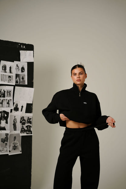 BLACK COLLAR HALF ZIP