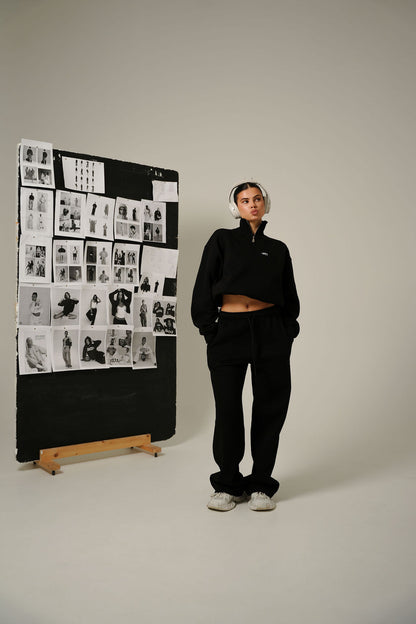 BLACK COLLAR HALF ZIP