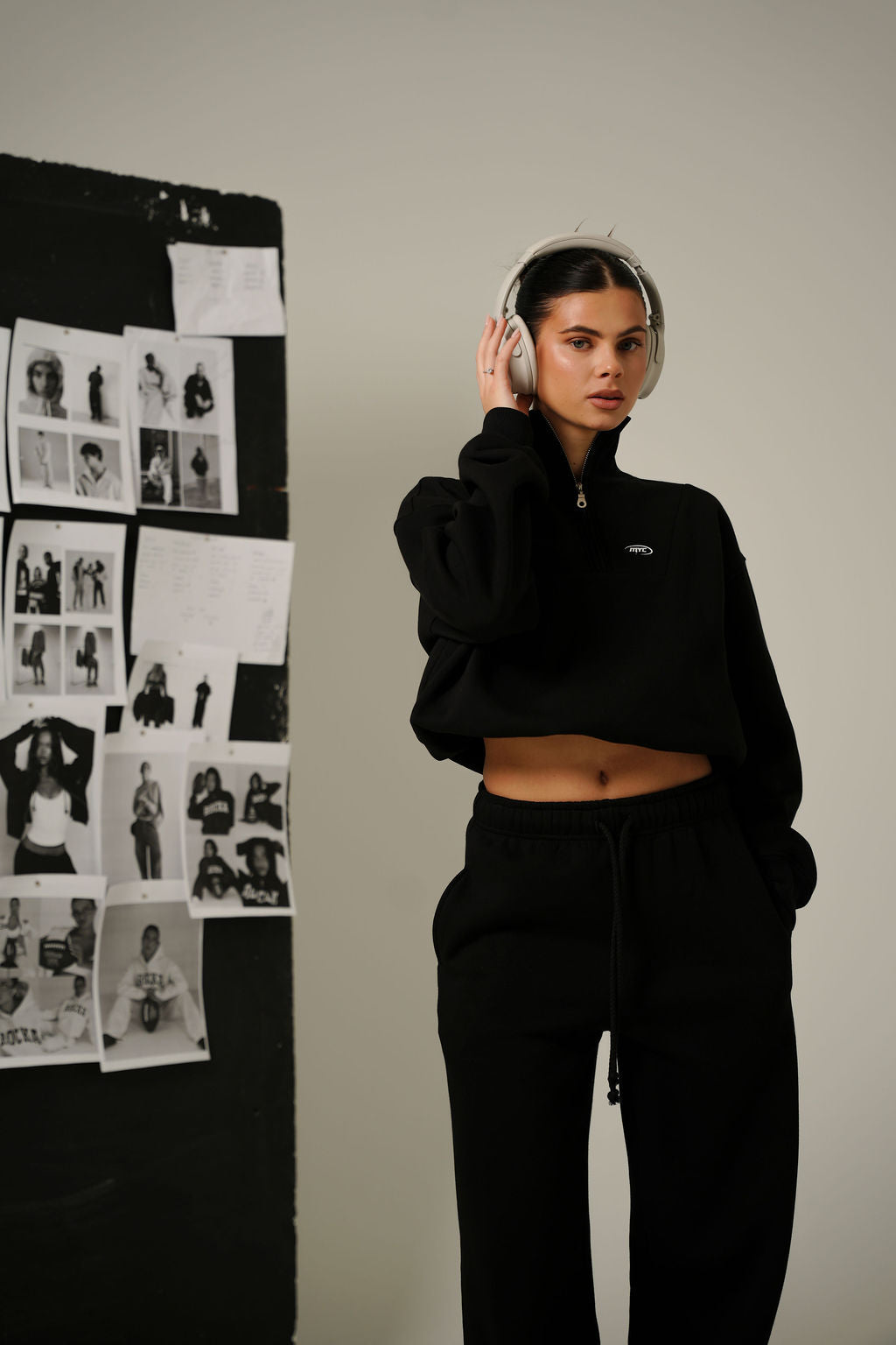 BLACK COLLAR HALF ZIP